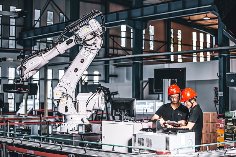 Arbeide med maskiner for produksjon